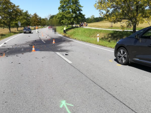 Mezi Hlubokou nad Vltavou a Municemi se dnes, v sobotu 11. srpna, dopoledne čelně srazili dva motorkáři. Oba dva bohužel zemřeli.