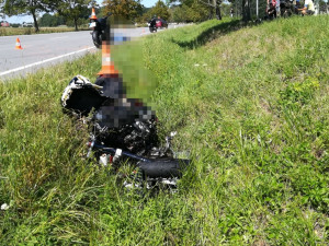 Mezi Hlubokou nad Vltavou a Municemi se dnes, v sobotu 11. srpna, dopoledne čelně srazili dva motorkáři. Oba dva bohužel zemřeli.