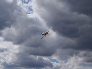 Poslední vteřiny letadla ve vzduchu. To se při přistávacím manévru zřítilo k zemi, pád pilot nepřežil.