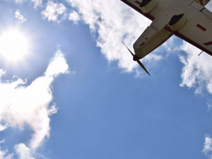 Poslední vteřiny letadla ve vzduchu. To se při přistávacím manévru zřítilo k zemi, pád pilot nepřežil.
