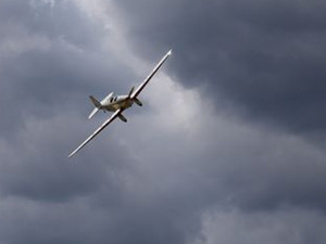 Poslední vteřiny letadla ve vzduchu. To se při přistávacím manévru zřítilo k zemi, pád pilot nepřežil.