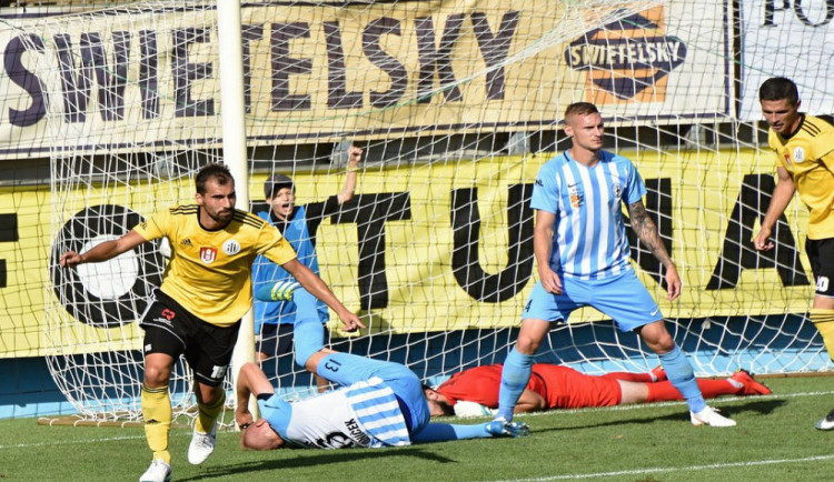 Fotbalisté českobudějovického Dynama (ve žlutočerném) porazili ve čtvrtém kole Fortuna: Národní liga Prostějov 3:1.