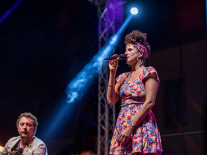 Měla to být příjemná tečka letošního Jihočeského jazzového festivalu, který se konal v pátek 10. a v sobotu 11. srpna na Piaristickém náměstí v Českých Budějovicích… Nakonec to bylo něco víc. Cyrille Aimée dokázala, že headlinerem této tradiční akce.