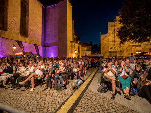 Měla to být příjemná tečka letošního Jihočeského jazzového festivalu, který se konal v pátek 10. a v sobotu 11. srpna na Piaristickém náměstí v Českých Budějovicích… Nakonec to bylo něco víc. Cyrille Aimée dokázala, že headlinerem této tradiční akce.