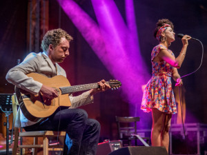 Měla to být příjemná tečka letošního Jihočeského jazzového festivalu, který se konal v pátek 10. a v sobotu 11. srpna na Piaristickém náměstí v Českých Budějovicích… Nakonec to bylo něco víc. Cyrille Aimée dokázala, že headlinerem této tradiční akce.