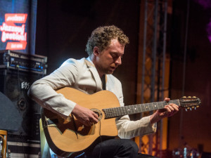 Měla to být příjemná tečka letošního Jihočeského jazzového festivalu, který se konal v pátek 10. a v sobotu 11. srpna na Piaristickém náměstí v Českých Budějovicích… Nakonec to bylo něco víc. Cyrille Aimée dokázala, že headlinerem této tradiční akce.