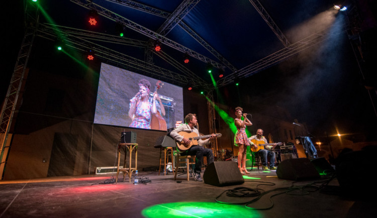 Měla to být příjemná tečka letošního Jihočeského jazzového festivalu, který se konal v pátek 10. a v sobotu 11. srpna na Piaristickém náměstí v Českých Budějovicích… Nakonec to bylo něco víc. Cyrille Aimée dokázala, že headlinerem této tradiční akce.
