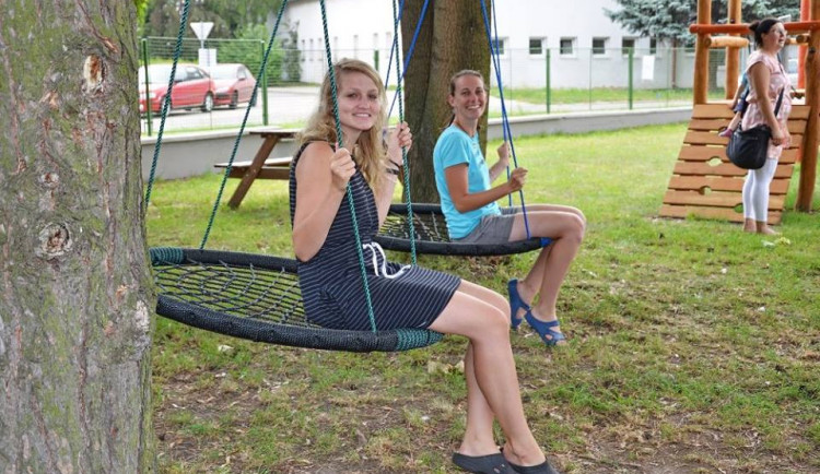 Z hřiště budějckého Auticentra někdo ukradl dvě houpačky a žebřík