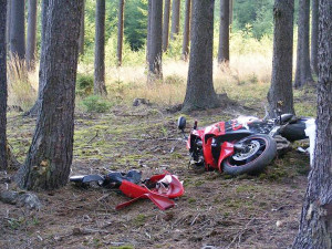 Motorkář zemřel na lesní cestě zřejmě proto, že neměl přilbu