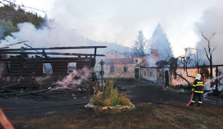 Památkově chráněný rekreační objekt Královácký dvorec U Babků na Prachaticku dnes, v pondělí 13. srpna, ráno shořel.