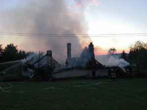 Památkově chráněný rekreační objekt Královácký dvorec U Babků na Prachaticku dnes, v pondělí 13. srpna, ráno shořel.