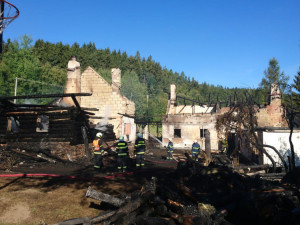 Památkově chráněný rekreační objekt Královácký dvorec U Babků na Prachaticku dnes, v pondělí 13. srpna, ráno shořel.
