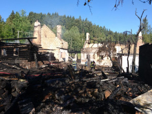 Památkově chráněný rekreační objekt Královácký dvorec U Babků na Prachaticku dnes, v pondělí 13. srpna, ráno shořel.