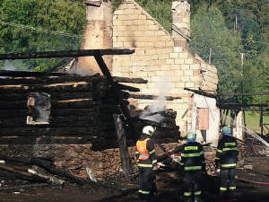 Památkově chráněný rekreační objekt Královácký dvorec U Babků na Prachaticku dnes, v pondělí 13. srpna, ráno shořel.