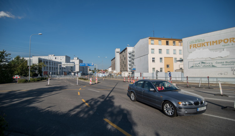 Práce na teplárenských horkovodech ovlivnily dopravu v budějcké Mánesově ulici.