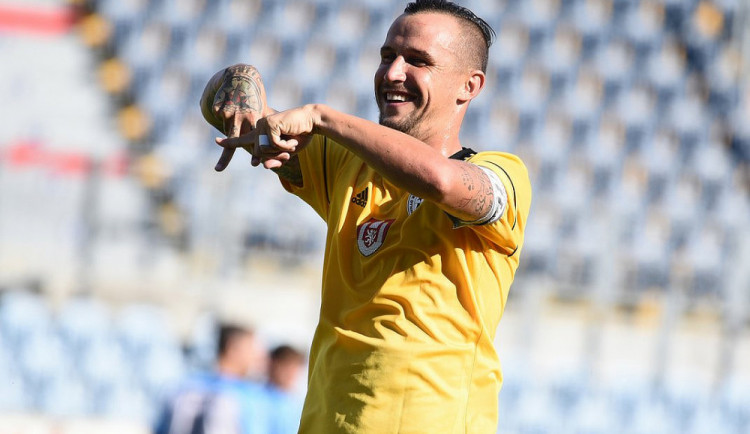 Áčko, které českobudějovický fotbalista Jiří Kladrubský signalizuje na úvodní fotce, značí asistenci u první trefy Davida Ledeckého v utkání čtvrtého kola Fortuna: Národní ligy s Prostějovem.