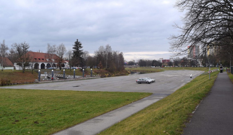 Parkování na náplavce je stále otazníkem.