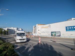 Práce na teplárenských horkovodech ovlivnily dopravu v budějcké Mánesově ulici.