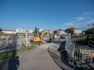 Práce na teplárenských horkovodech u nádraží v Českých Budějovicích.