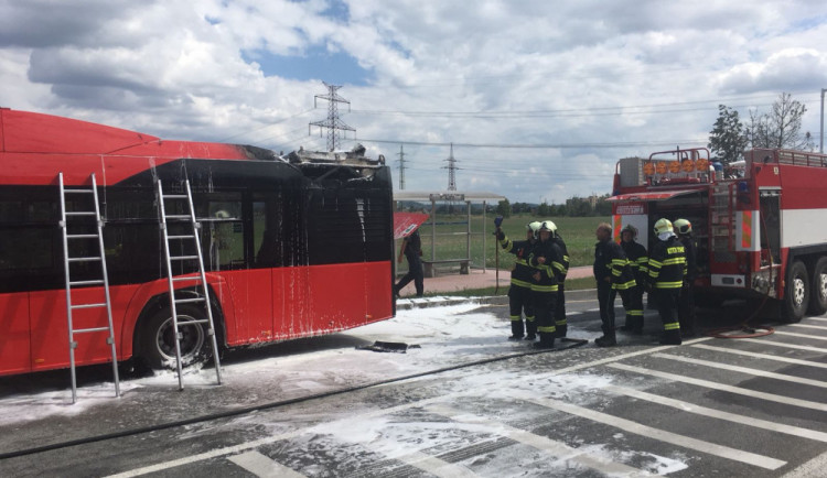 VIDEO: V Hrdějcích hořel autobus městské hromadné dopravy