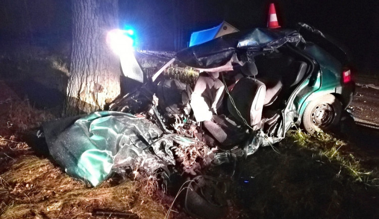 Při dopravní nehodě u Třeboně zemřel po čelním střetu s kamionem řidič osobního auta.