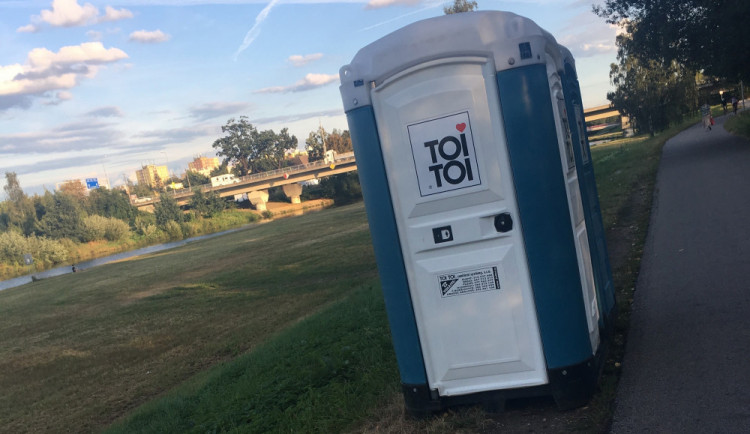 U cyklostezky se objevily dvě toalety.
