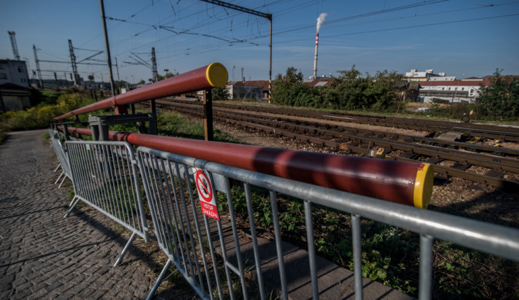 Propojení horkovodního potrubí omezí pohyb na chodníku u lávky přes budějcké vlakové nádraží