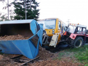 Další nehoda na Písecku. U Čížové se srazil osobní vlak s traktorem