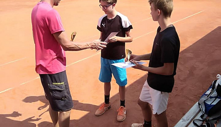 Mladí tenisté klubu  LTC Tonstav-Service České Budějovice se při turnajích činí.