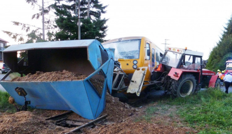 U Čížové na Písecku vykolejil po střetu s traktorem osobní vlak.