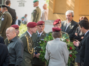 V Hluboké nad Vltavou se lidé loučí s padlým vojákem Kamilem Benešem