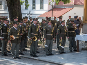 V Hluboké nad Vltavou se lidé loučí s padlým vojákem Kamilem Benešem