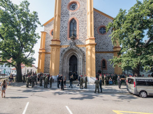 V Hluboké nad Vltavou se lidé loučí s padlým vojákem Kamilem Benešem