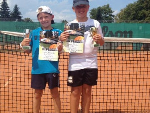 Mladí tenisté klubu  LTC Tonstav-Service České Budějovice se při turnajích činí.