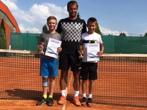 Mladí tenisté klubu  LTC Tonstav-Service České Budějovice se při turnajích činí.