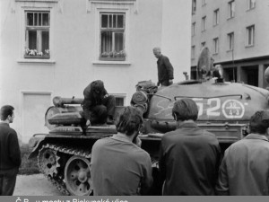 Také u mostu v Biskupské hlídal ruský tank. Zásadní otázka tenkrát i dnes - hlídal co?  Foto Arnošt Matschin.