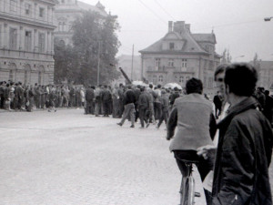 Ruský tank před mostem u armáďáku v obležení našich lidí. Někdo se snažil diskutovat, ale bylo to marné, tank jen občas zahýbal hlavní.  Archiv:Jan Schinko. Foto: Bohumil Štěpánek