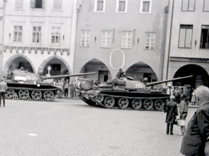 Bohumil Štěpánek zachytil před spořitelnou dva ruské tanky.  Archiv Jan Schinko; Foto: Bohumil Štěpánek