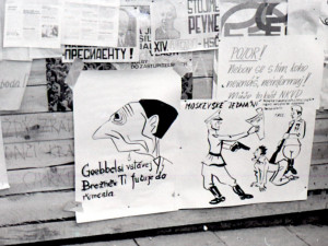 Stavební ohrada na náměstí poblíž nároží ulice Stejskalovy posloužila k informacím a k protiokupačním výtvarným dílů. Archiv Jan Schinko; Foto Bohumil Štěpánek