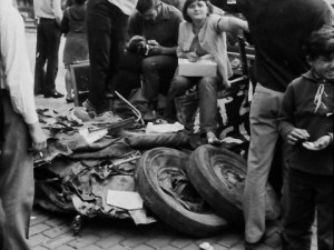 Pozůstalost osobního automobilu na náměstí. Foto: Arnošt Matschin