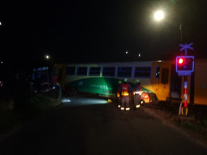 U Čížové na Písecku vykolejil po střetu s traktorem osobní vlak.