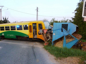 U Čížové na Písecku vykolejil po střetu s traktorem osobní vlak.
