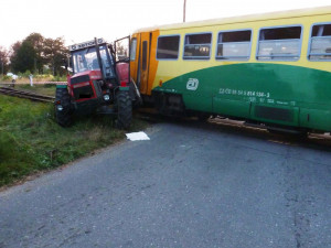 U Čížové na Písecku vykolejil po střetu s traktorem osobní vlak.
