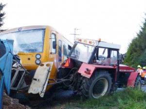 U Čížové na Písecku vykolejil po střetu s traktorem osobní vlak.