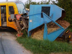 U Čížové na Písecku vykolejil po střetu s traktorem osobní vlak.