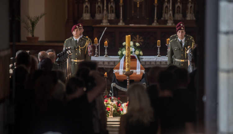 V Hluboké nad Vltavou se lidé loučí s padlým vojákem Kamilem Benešem