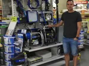 Prodejna nabízí v Budějcích už od roku 2008 veškerý sortiment k malování a natírání.