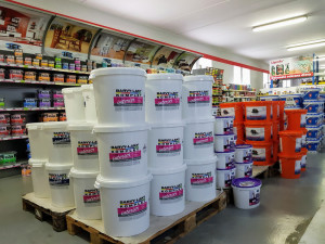 Prodejna nabízí v Budějcích už od roku 2008 veškerý sortiment k malování a natírání.