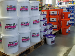 Prodejna nabízí v Budějcích už od roku 2008 veškerý sortiment k malování a natírání.