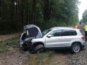 U Třeboně se srazil vlak s autem. Řidiče převezli do budějcké nemocnice